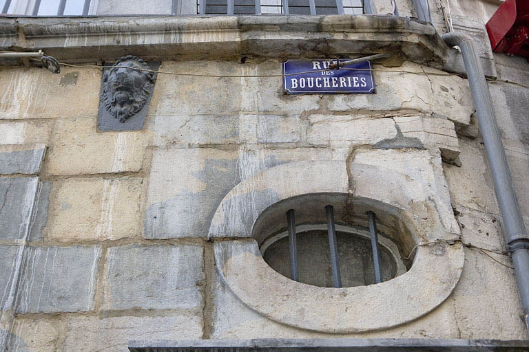Détail de l'occulus au-dessus du linteau de porte du logis secondaire, rue des Boucheries. © Région Bourgogne-Franche-Comté, Inventaire du Patrimoine