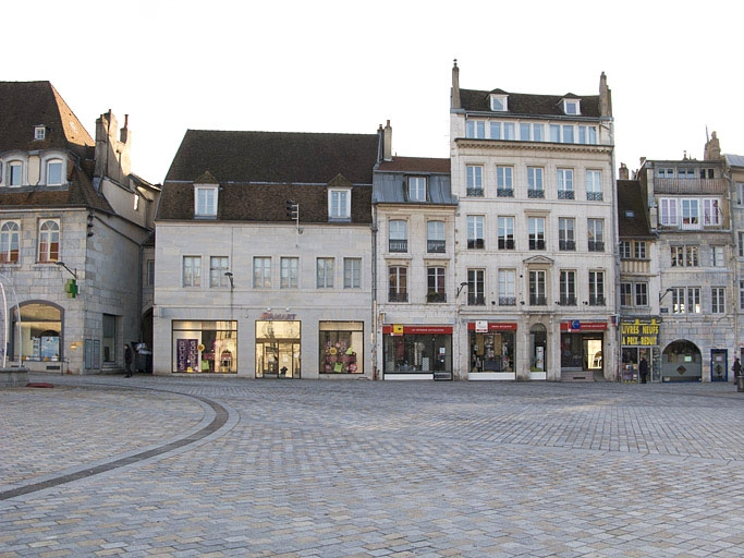 Vue d'ensemble éloignée des façades des logis secondaires de l'ancien hôtel, depuis la place de la Révolution. © Région Bourgogne-Franche-Comté, Inventaire du Patrimoine