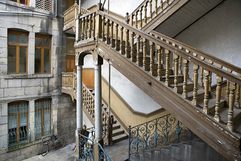 Détail de la partie inférieure de l'escalier à cage ouverte. © Région Bourgogne-Franche-Comté, Inventaire du Patrimoine