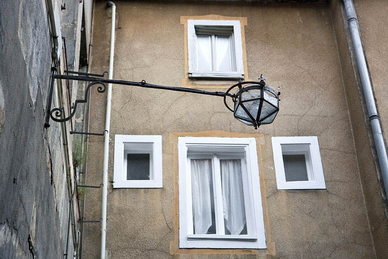 Détail du bras de lumière sur la façade postérieure du logis principal. © Région Bourgogne-Franche-Comté, Inventaire du Patrimoine