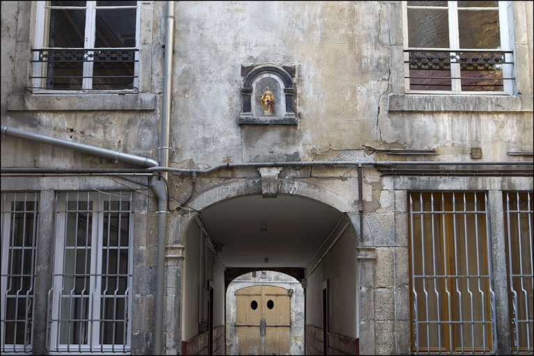 Premier logis secondaire : vue du passage cocher. © Région Bourgogne-Franche-Comté, Inventaire du Patrimoine