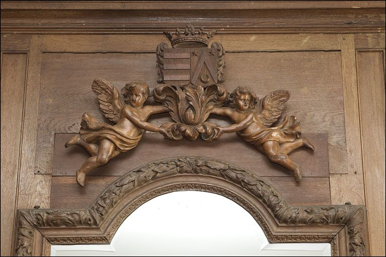 Salon : décor du dessus de glace de la cheminée, avec des armoiries. © Région Bourgogne-Franche-Comté, Inventaire du Patrimoine