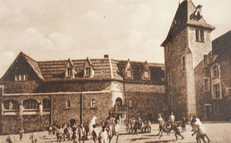 Rougemont (Doubs) - La Maison d' Enfants - Une cour. © Région Bourgogne-Franche-Comté, Inventaire du patrimoine