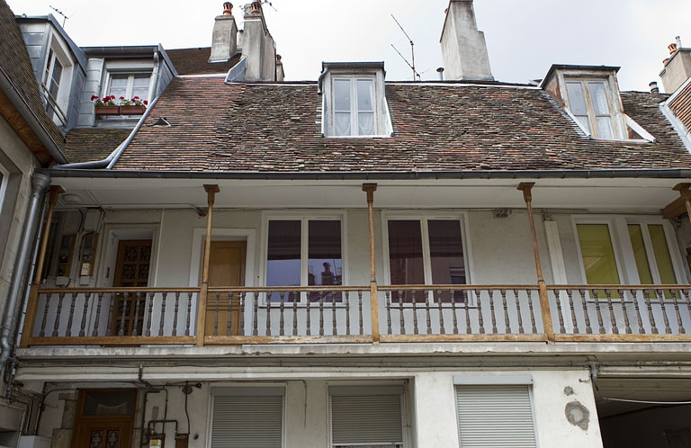 Vue d'ensemble de la galerie du logis principal depuis la cour. © Région Bourgogne-Franche-Comté, Inventaire du Patrimoine