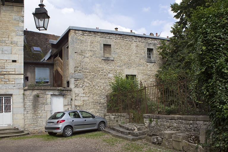 Vue d'ensemble de l'arrière de la maison depuis la cour de l'hôtel Alviset. © Région Bourgogne-Franche-Comté, Inventaire du Patrimoine