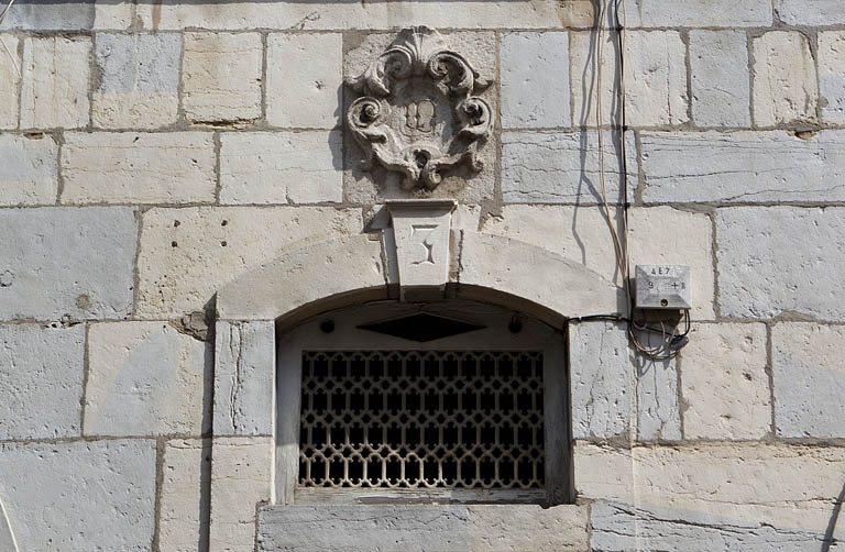 Détail du décor au-dessus de la porte d'entrée. © Région Bourgogne-Franche-Comté, Inventaire du Patrimoine