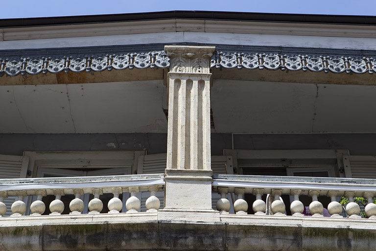 Façade sur rue du logis principal : détail de l'étage de surélévation, vue rapprochée, de face. © Région Bourgogne-Franche-Comté, Inventaire du Patrimoine
