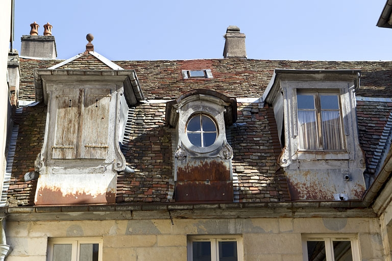 Toit du premier logis secondaire sur la première cour : détail des lucarnes. © Région Bourgogne-Franche-Comté, Inventaire du Patrimoine