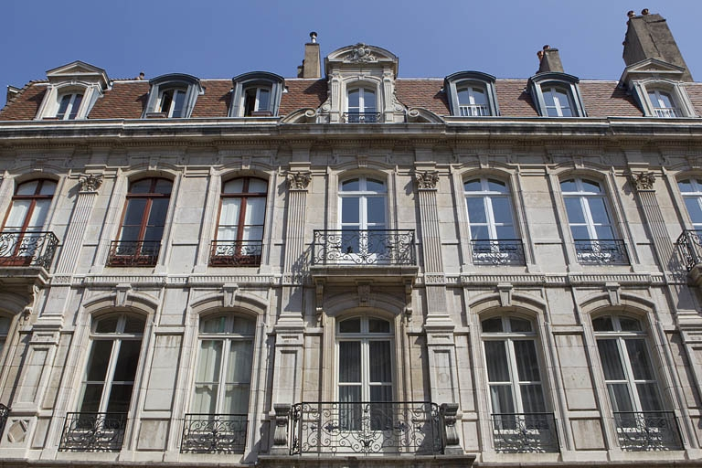 Détail de la travée centrale de la façade antérieure : partie supérieure. © Région Bourgogne-Franche-Comté, Inventaire du Patrimoine