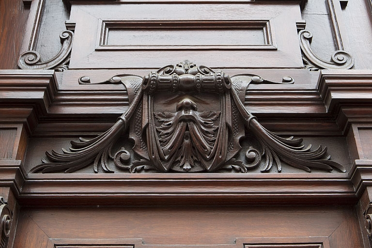 Façade antérieure, vantaux du portail d'entrée : détail du décor situé à la partie supérieure d'un vantail. © Région Bourgogne-Franche-Comté, Inventaire du Patrimoine