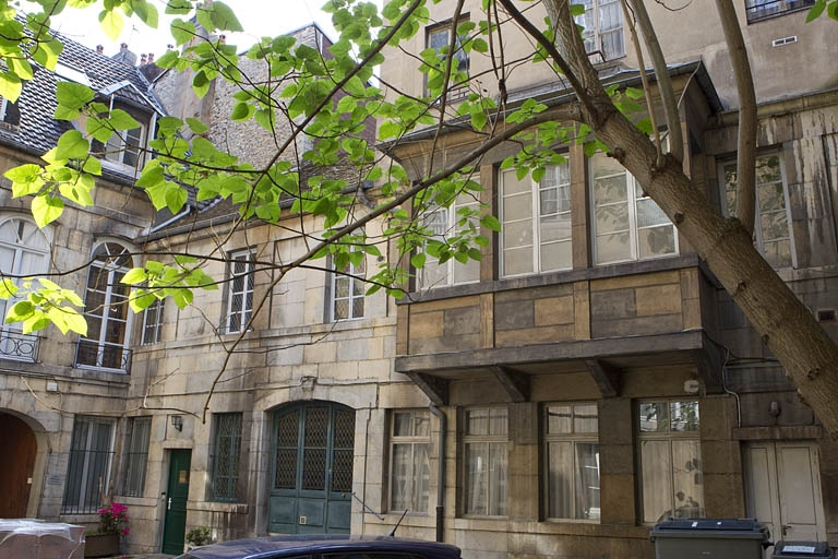 Vue de l'aile droite de l'hôtel donnant sur la première cour. © Région Bourgogne-Franche-Comté, Inventaire du Patrimoine