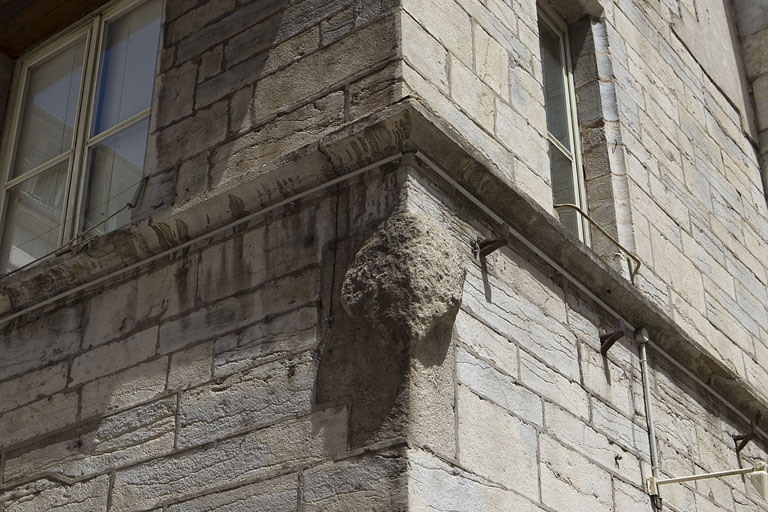 Logis principal, façade sur rue : détail des armoiries bûchées. © Région Bourgogne-Franche-Comté, Inventaire du Patrimoine