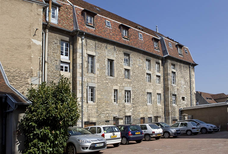 Vue d'ensemble de la façade postérieure de l'aile gauche sur cour. © Région Bourgogne-Franche-Comté, Inventaire du Patrimoine
