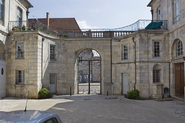 Vue d'ensemble de la clôture sur rue depuis la cour, de face. © Région Bourgogne-Franche-Comté, Inventaire du Patrimoine