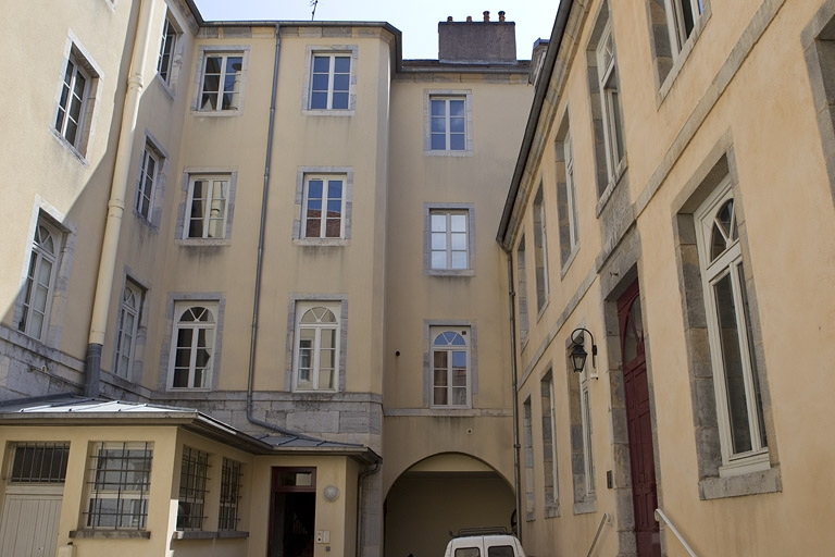 Aile droite de l'immeuble et façade antérieure de la maison entre les deux cours. © Région Bourgogne-Franche-Comté, Inventaire du Patrimoine