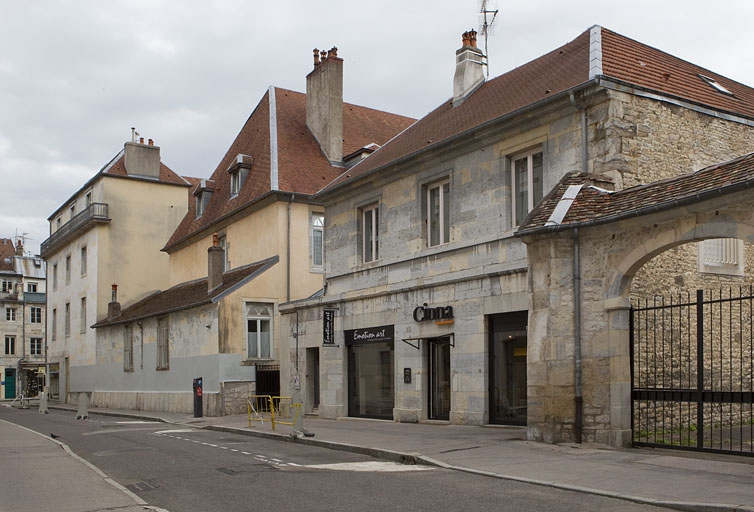 Vue d'ensemble rapprochée des bâtiments depuis la rue de la bibliothèque. © Région Bourgogne-Franche-Comté, Inventaire du Patrimoine