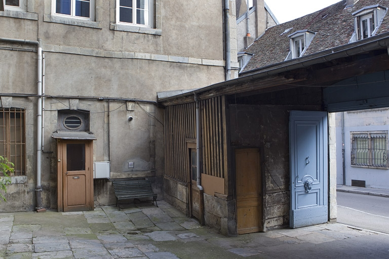 Détail du bûcher à droite du portail d'entrée. © Région Bourgogne-Franche-Comté, Inventaire du Patrimoine