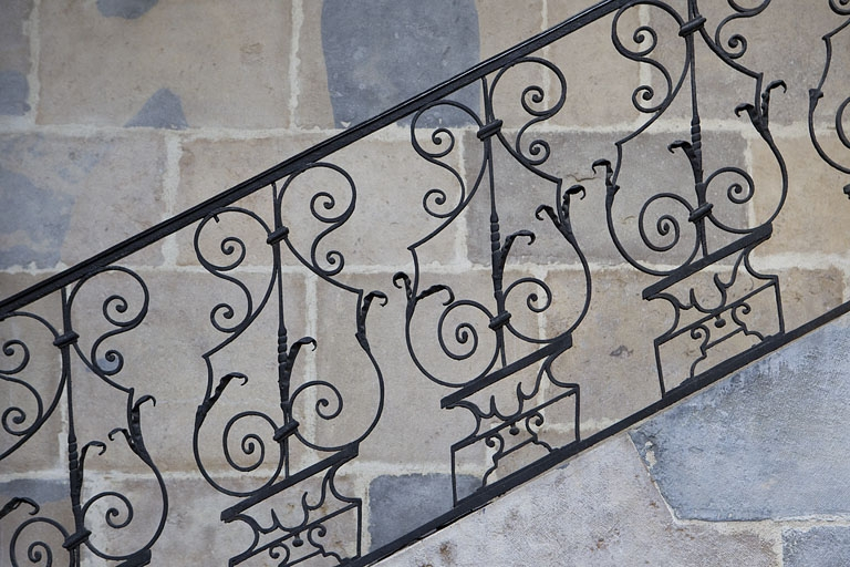 Escalier, première volée : détail de la rampe en ferronnerie. © Région Bourgogne-Franche-Comté, Inventaire du Patrimoine