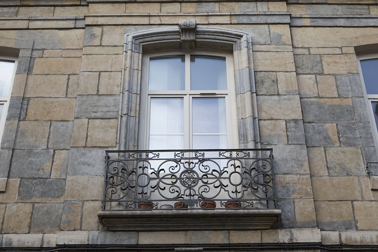 Aile droite : détail d'une fenêtre du premier étage. © Région Bourgogne-Franche-Comté, Inventaire du Patrimoine
