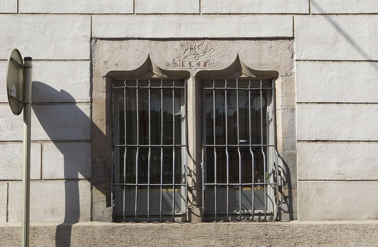 Façade latérale droite : détail d'une baie en accolade du rez-de-chaussée. © Région Bourgogne-Franche-Comté, Inventaire du Patrimoine
