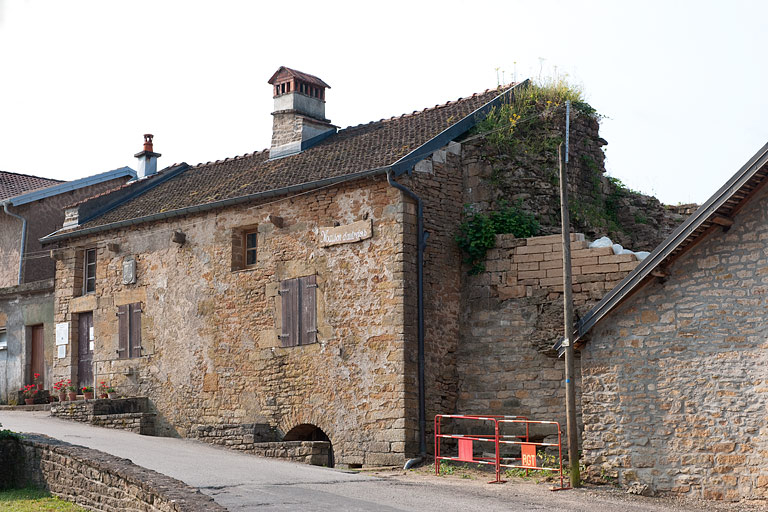 Vestiges d'une tour du château accolée à la "maison d'autrefois", Quartier de la Citadelle. © Région Bourgogne-Franche-Comté, Inventaire du patrimoine