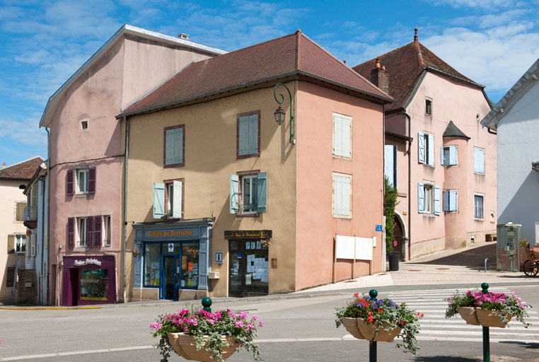 Vue générale depuis la place du Marché. © Région Bourgogne-Franche-Comté, Inventaire du patrimoine