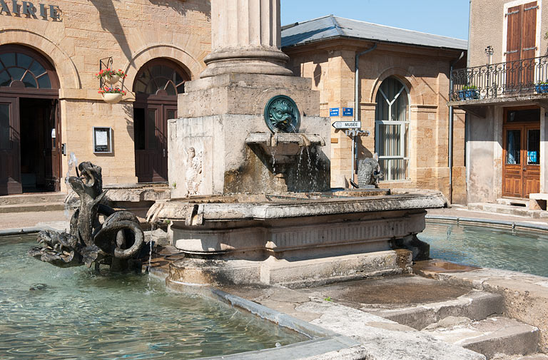Vue de trois quart des bassins de la fontaine. © Région Bourgogne-Franche-Comté, Inventaire du patrimoine