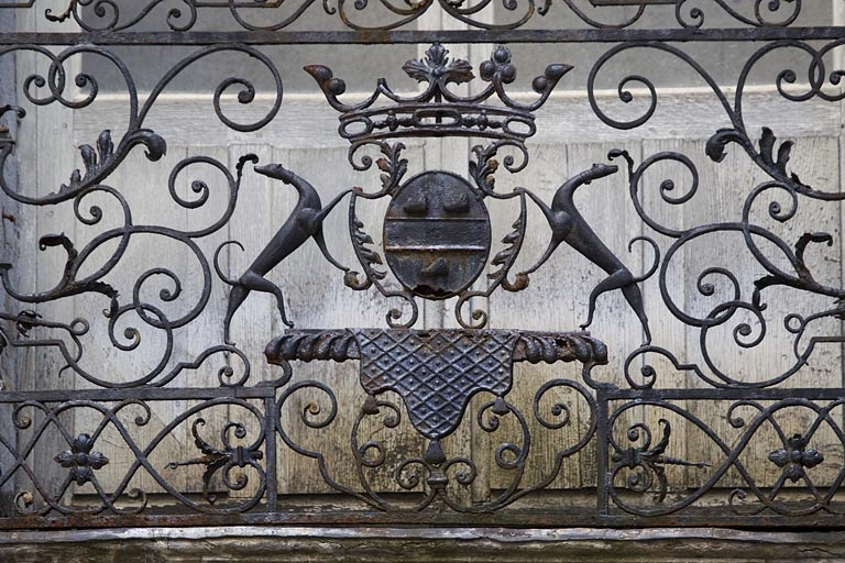 Façade antérieure en fond de cour : détail des armoiries, balcon du premier étage. © Région Bourgogne-Franche-Comté, Inventaire du Patrimoine