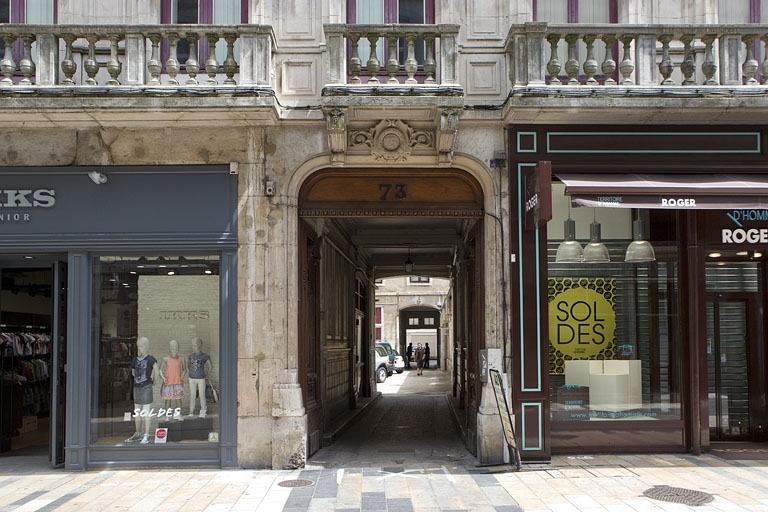 Logis principal, façade sur rue : détail du portail d'entrée. © Région Bourgogne-Franche-Comté, Inventaire du Patrimoine
