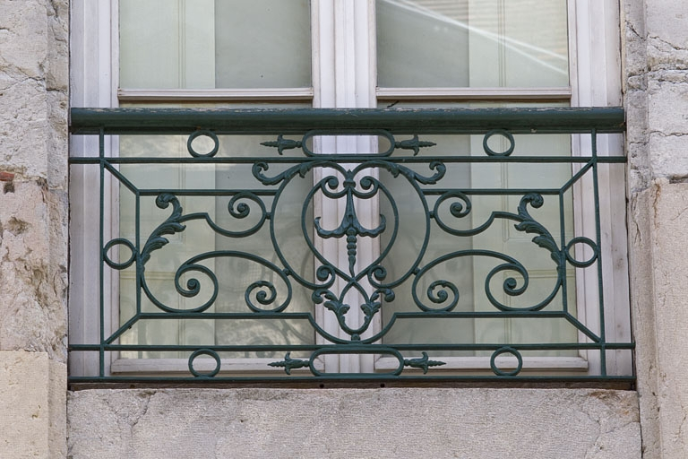 Logis principal, façade sur rue : détail d'un garde-corps en ferronnerie. © Région Bourgogne-Franche-Comté, Inventaire du Patrimoine