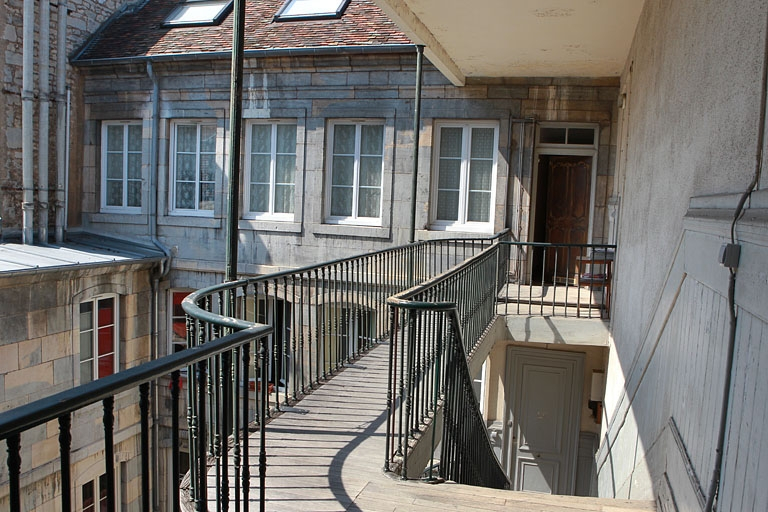 Première cour : escalier à cage ouverte, détail du palier supérieur. © Région Bourgogne-Franche-Comté, Inventaire du Patrimoine