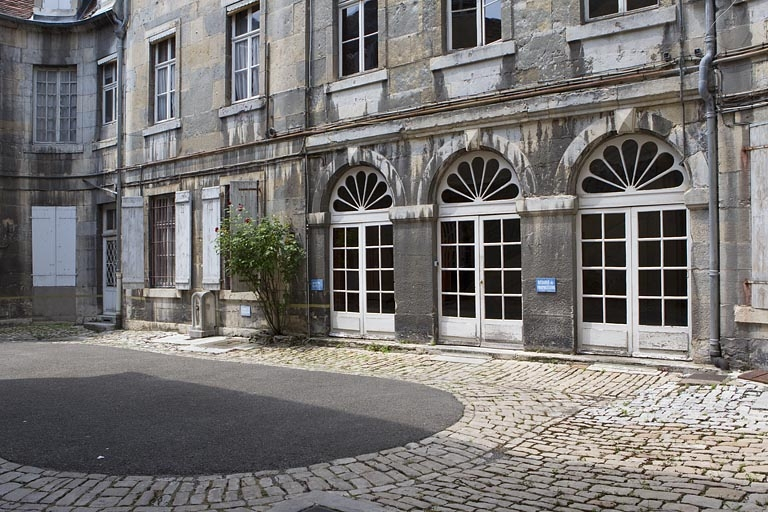 Logis principal : détail de la facade droite sur cour. © Région Bourgogne-Franche-Comté, Inventaire du Patrimoine