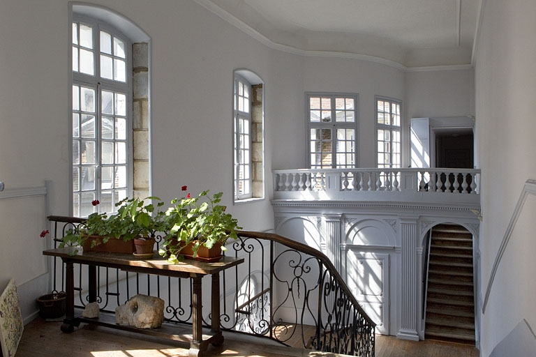 Vue d'ensemble de l'escalier secondaire depuis le premier palier de l'escalier d'honneur. © Région Bourgogne-Franche-Comté, Inventaire du Patrimoine
