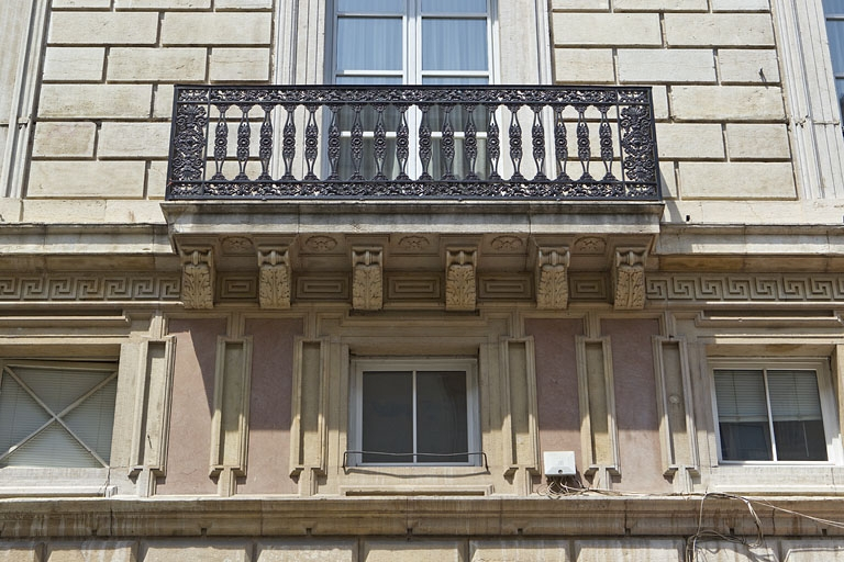 Façade antérieure : détail de l'entresol et du balcon. © Région Bourgogne-Franche-Comté, Inventaire du Patrimoine