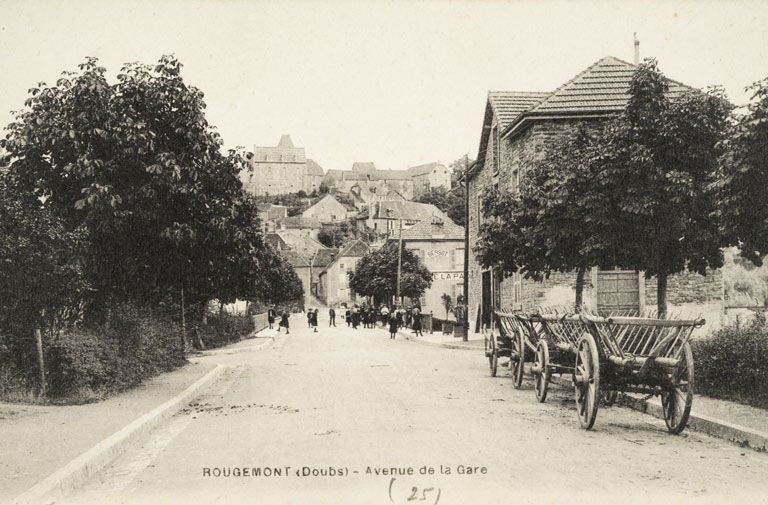 Rougemont [Doubs]-Avenue de la Gare. [Au premier plan exemple des roues pour charriots agricoles produites par Louis Fournerot, vers 1900]. © Région Bourgogne-Franche-Comté, Inventaire du patrimoine
