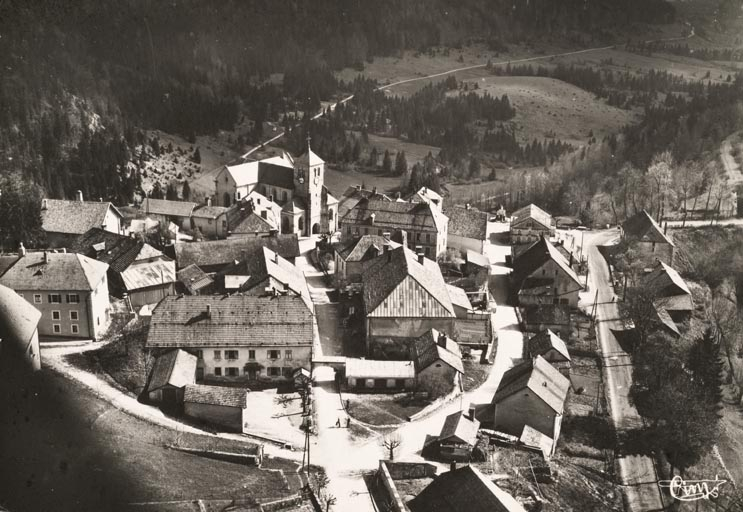Jougne (Doubs)-Vue aérienne 12911- Le centre du Village et l'Eglise © Région Bourgogne-Franche-Comté, Inventaire du patrimoine
