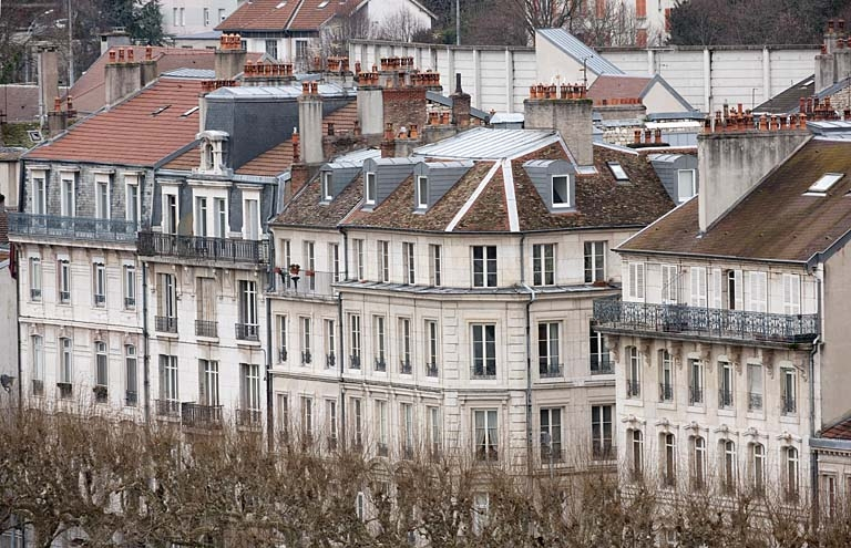 Détail des façades des immeuble sur le quai de Strasbourg depuis la grande roue installée, fin 2010, sur la place de la Révolution. © Région Bourgogne-Franche-Comté, Inventaire du Patrimoine