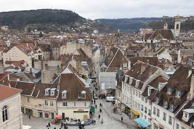 Vue de la rue des Granges depuis la grande roue installée, fin 2010, sur la place de la Révolution. © Région Bourgogne-Franche-Comté, Inventaire du Patrimoine