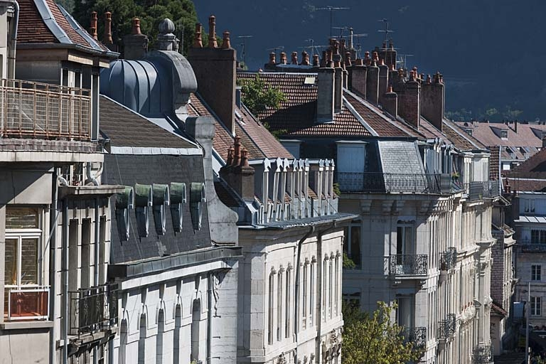 Vue des toits d'une partie de la rue Proudhon depuis le haut d'un immeuble. © Région Bourgogne-Franche-Comté, Inventaire du Patrimoine