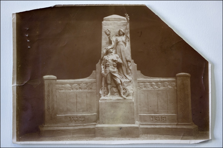 [Projet de monument aux morts : la Gloire et le Poilu (maquette des statuaires Pierre Curillon et Ernest Diosi)], 1921. © Région Bourgogne-Franche-Comté, Inventaire du patrimoine