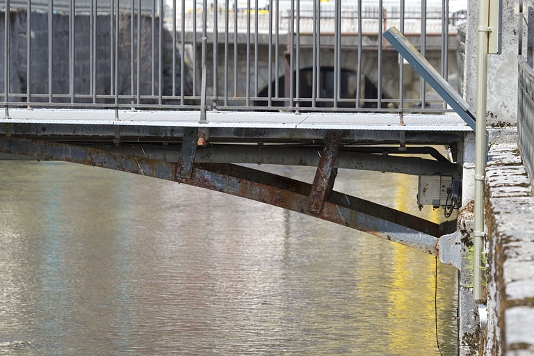 Passerelle aval : détail de l'extrémité rive droite. © Région Bourgogne-Franche-Comté, Inventaire du patrimoine Passerelle aval : détail de l'extrémité rive droite. © Région Bourgogne-Franche-Comté, Inventaire du patrimoine