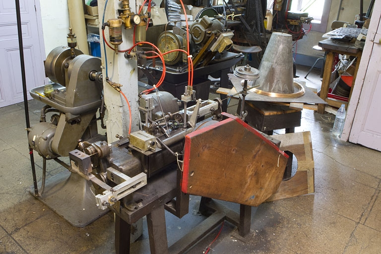 Vue d'ensemble. Le chalumeau était fixé sur le support en aluminium au premier plan. © Région Bourgogne-Franche-Comté, Inventaire du patrimoine