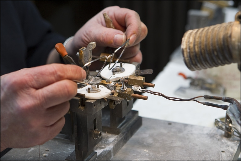 Soudage sur la machine à souder Himmel (vue rapprochée). © Région Bourgogne-Franche-Comté, Inventaire du patrimoine
