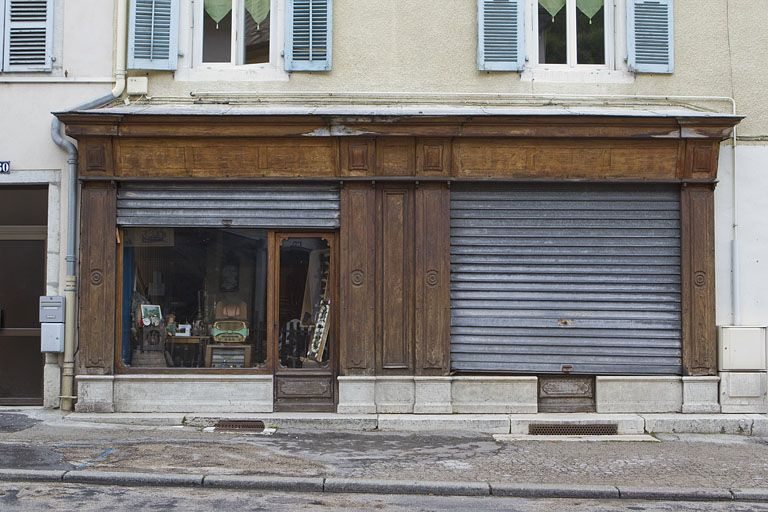 Immeuble (18e siècle) au n° 158 rue de la République : baie de commerce et devanture de magasin. Immeuble (AI 196, 197). © Région Bourgogne-Franche-Comté, Inventaire du patrimoine