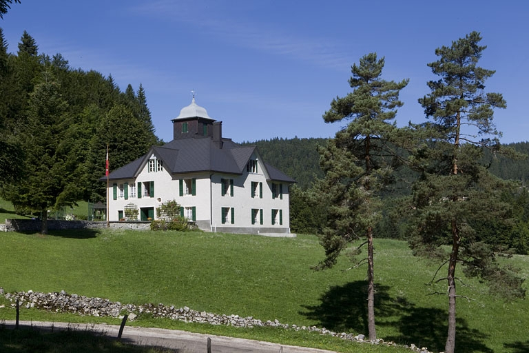 Vue d'ensemble rapprochée, depuis l'est. © Région Bourgogne-Franche-Comté, Inventaire du patrimoine Vue d'ensemble rapprochée, depuis l'est. © Région Bourgogne-Franche-Comté, Inventaire du patrimoine