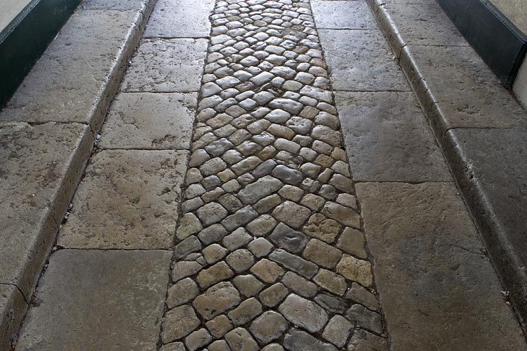 Passage couvert : sol de galets. © Région Bourgogne-Franche-Comté, Inventaire du patrimoine