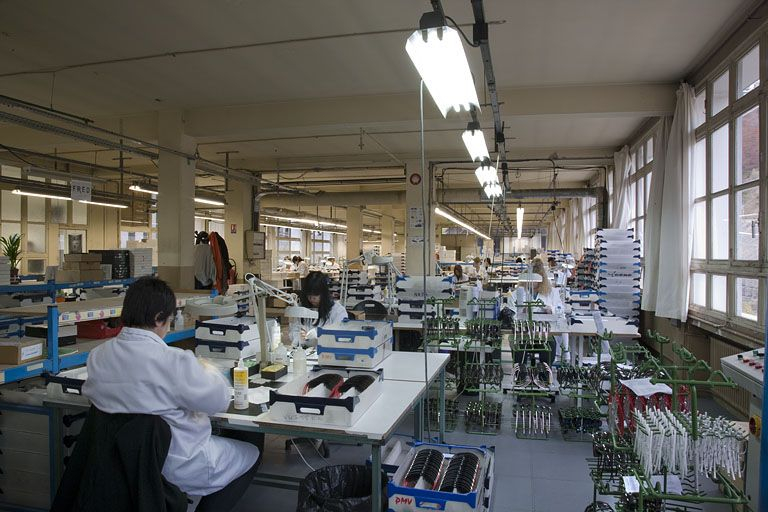 Intérieur d'un atelier : nettoyage des lunettes. © Région Bourgogne-Franche-Comté, Inventaire du patrimoine Intérieur d'un atelier : nettoyage des lunettes. © Région Bourgogne-Franche-Comté, Inventaire du patrimoine