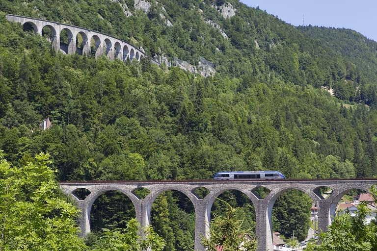 Le grand viaduc, avec celui des Crottes en arrière-plan (vue rapprochée). © Région Bourgogne-Franche-Comté, Inventaire du patrimoine Le grand viaduc, avec celui des Crottes en arrière-plan (vue rapprochée). © Région Bourgogne-Franche-Comté, Inventaire du patrimoine