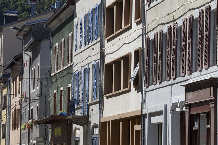 Maisons et immeubles (du 18e au 20e siècle) aux n° 170 à 184 rue de la République : fenêtres. Maisons et immeubles (AI 249, 250, 252 et 253, AK 23, 251, 262 et 264). © Région Bourgogne-Franche-Comté, Inventaire du patrimoine