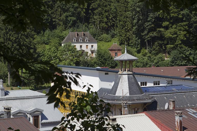 Maison de notable (19e siècle) au n° 6 rue Lamartine. Maison (AE 145) servant autrefois de logement patronal pour l'usine de lunetterie J.-B. Jacquemin (1 à 8 rue de l'Industrie). Lanternon de la poste au premier plan, à l'avant de la salle des fête… © Région Bourgogne-Franche-Comté, Inventaire du patrimoine Maison de notable (19e siècle) au n° 6 rue Lamartine. Maison (AE 145) servant autrefois de logement patronal pour l'usine de lunetterie J.-B. Jacquemin (1 à 8 rue de l'Industrie). Lanternon de la poste au premier plan, à l'avant de la salle des fête… © Région Bourgogne-Franche-Comté, Inventaire du patrimoine